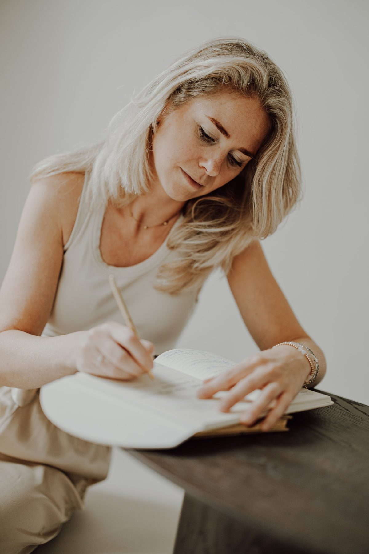 Marlien Groot Bronsvoort schrijft aantekeningen in een notitieboek
